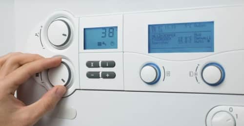 Immagine di caldaia e termostato di riscaldamento a pavimento