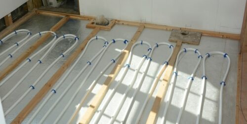 Alcune fasi dell'installazione di un riscaldamento a pavimento in una casa di Modena.