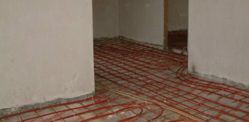 Alcuni passaggi dell'installazione di un riscaldamento a pavimento in una casa della periferia sud di Vicenza.