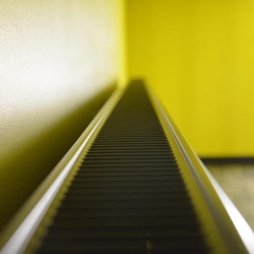 Caloriferi in ghisa vs riscaldamento a pavimento, un confronto ad armi pari.