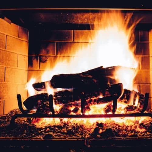 Camino a legna vs riscaldamento a pavimento: scegliere tra classico e moderno non è semplice.